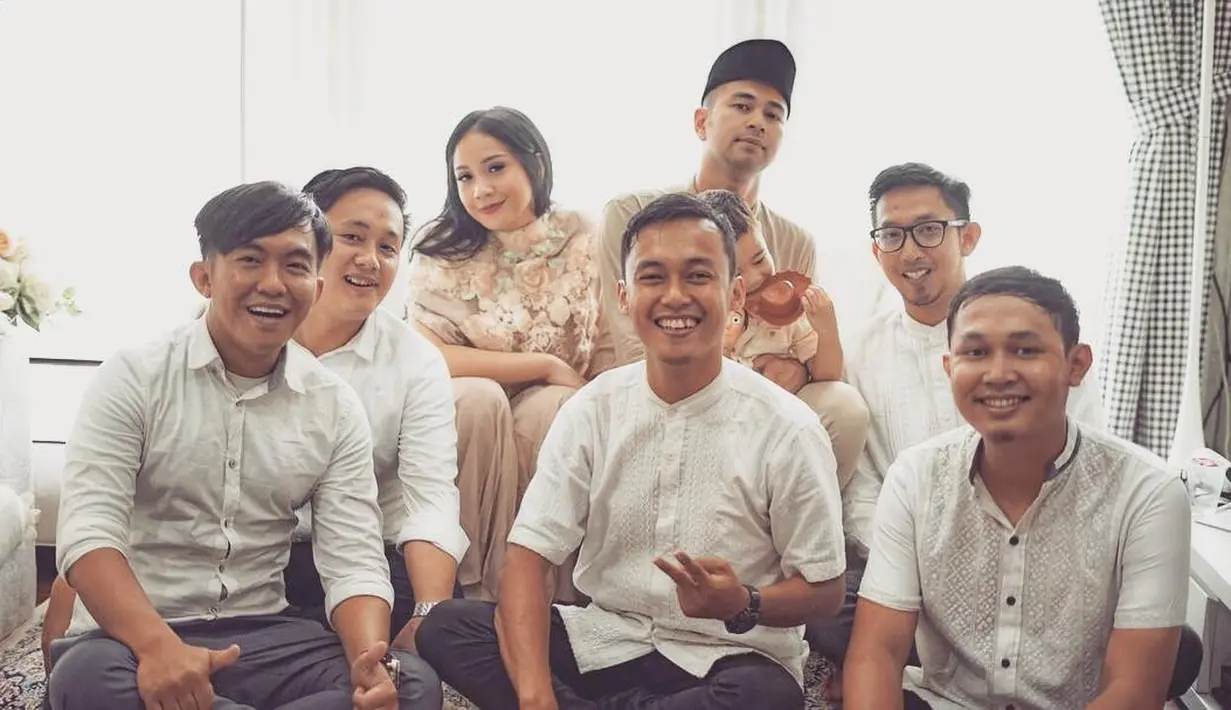 Tidak hanya berpose dengan Syahnaz, Nagita Slavina juga tampak berfoto bersama tim dari RANS ENT. (Foto: instagram.com/raffinagita1717)