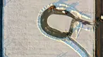 Para pekerja mengumpulkan garam di sebuah tambak garam di ladang garam Dongfeng di Qingdao, Provinsi Shandong, China timur. Ladang garam Dongfeng telah memasuki musim panen baru-baru ini. (Xinhua/Liang Xiaopeng)