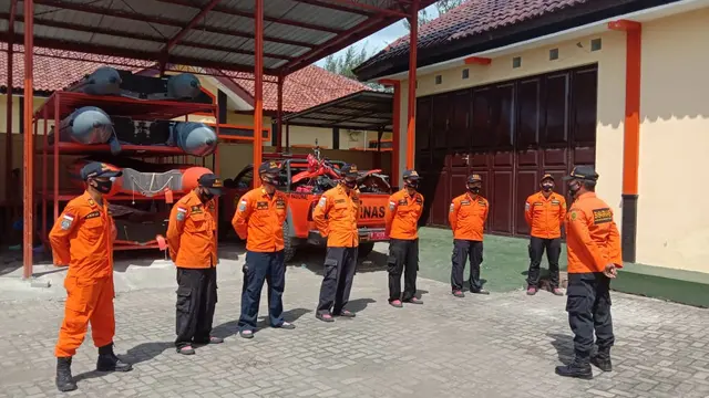 Basarnas memberangkatkan regu SAR berperalatan lengkap untuk mencari keberadaan korban yang tenggelam di Pantai Jetis, Cilacap, Jawa Tengah. (Foto: Liputan6.com/Basarnas/Rudal Afgani)