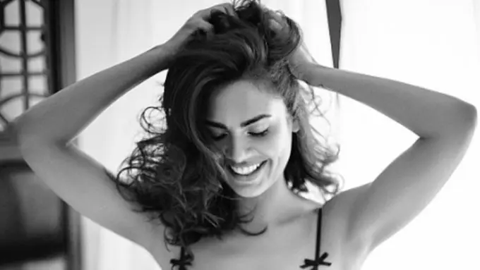 [Bintang] Esha Gupta