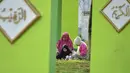 Warga berdoa saat melakukan ziarah di Kuburan Massal Ulee Lheue selama peringatan 14 tahun tsunami Aceh di Banda Aceh, Rabu (26/12). Sejumlah warga mengenang keluarga yang meninggal akibat bencana tsunami di Aceh 14 tahun silam. (Chaideer MAHYUDDIN / AFP)
