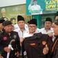 Muhaimin Iskandar, Ketua Umum PKB, Mendapatkan Baju Pendekar Dari Jawara Banten. (Senin, 17/10/2022). (Yandhi Deslatama/Liputan6.com).