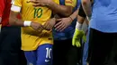 Penyerang Brasil, Neymar (kiri) saat berseteru dengan gelandang Uruguay, Fucile saat pertandingan kualifikasi Piala Dunia di stadion Arena Pernambuco, Brasil, (25/3). (REUTERS / Paulo Whitaker)