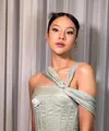 Hadiri resepsi pernikahan Valencia Tanoe dan Kevin Sanjaya, Anya Geraldine terlihat elegan dan mewah dibalut corset dress berdetail drapery dan high slit. [Instagram].