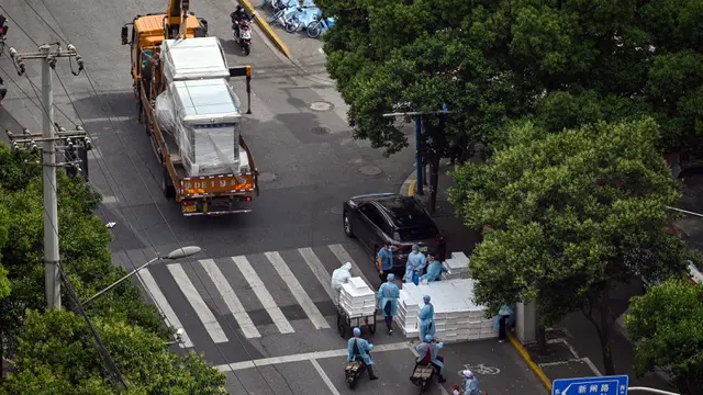 FOTO: Potret Pekerja Pengantar Barang Saat Lockdown di Shanghai