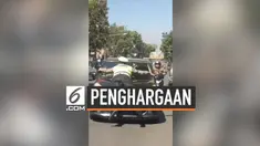 Sempat beredar viral video seorang polisi menghentikan mobil hingga dirinya ditabrak. Akibat aksi heroiknya tersebut, sang polisi diberi hadiah.