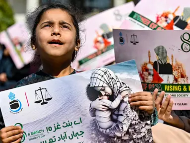 Para perempuan memegang plakat dalam sebuah aksi unjuk rasa untuk mendukung perempuan di Gaza, dalam rangka memperingati Hari Perempuan Internasional di Lahore pada 8 Maret 2025. (Arif ALI/AFP)
