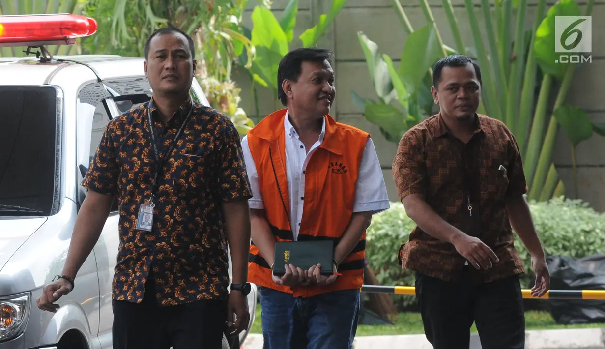 Pengusaha Berrnard Hanafi dikawal petugas tiba di Gedung KPK, Jakarta, Jumat (17/5/2019). Berrnard Hanafi adalah penyuap Bupati Kepulauan Talaud Sri Wahyumi Maria Manalip terkait dugaan suap proyek pembangan pasar di Kabupaten Kepulauan Talaud. (merdeka.com/Dwi Narwoko)