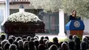 Patti Davis, putri dari mantan ibu negara AS, Nancy Reagan berpidato dalam acara pemakaman mantan artis Hollywood dan istri dari Ronald Reagan itu, di Simi Valley, California, Jumat (11/3). (REUTERS/Lucy Nicholson)