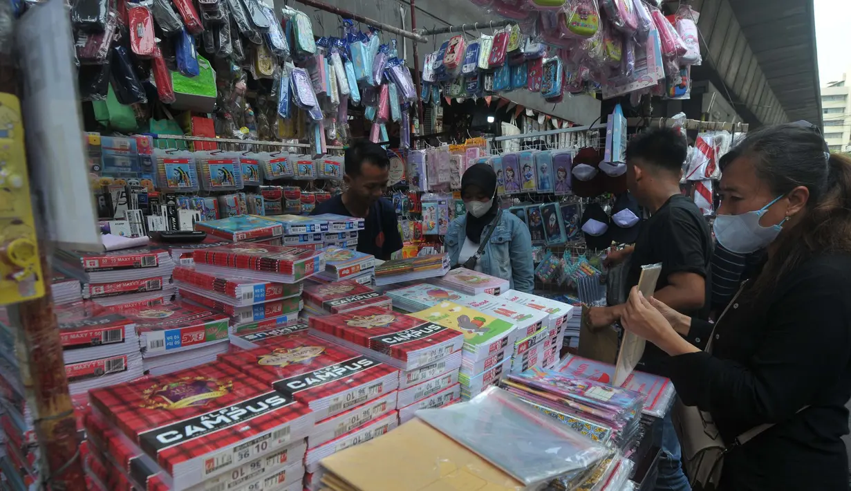Calon pembeli melihat-lihat kios perlengkapan alat tulis sekolah di Pasar Asemka, Jakarta, (4/7/2024). (merdeka.com/Imam Buhori)