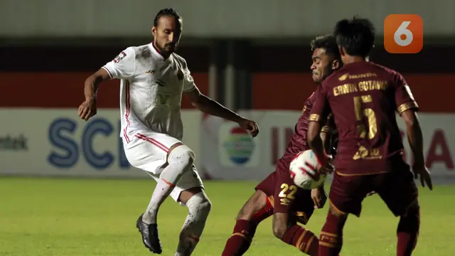 FOTO: PSM Makassar Imbangi Persija Jakarta Tanpa Gol dalam Leg Pertama Semifinal Piala Menpora 2021 - Rohit Chand; Yakob Sayuri