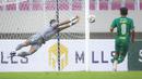 Kiper PSG Pati, Annas Fitranto berusaha menepis bola saat menghadapi Hizbul Wathan FC dalam laga matchday ke-10 Grup C Liga 2 2021/2022 di Stadion Manahan, Solo, Selasa (30/11/2021). (Bola.com/Bagaskara Lazuardi)