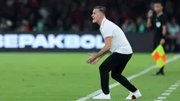 Pelatih kepala Timnas Indonesia, John Herdman memberikan instruksi ke pemainnya dalam laga semifinal FIFA Series 2026 melawan St Kitts and Nevis di Stadion Utama Gelora Bung Karno (SUGBK), Senayan, Jakarta, Jumat (27/03/2026). (Bola.com/M Iqbal Ichsan)