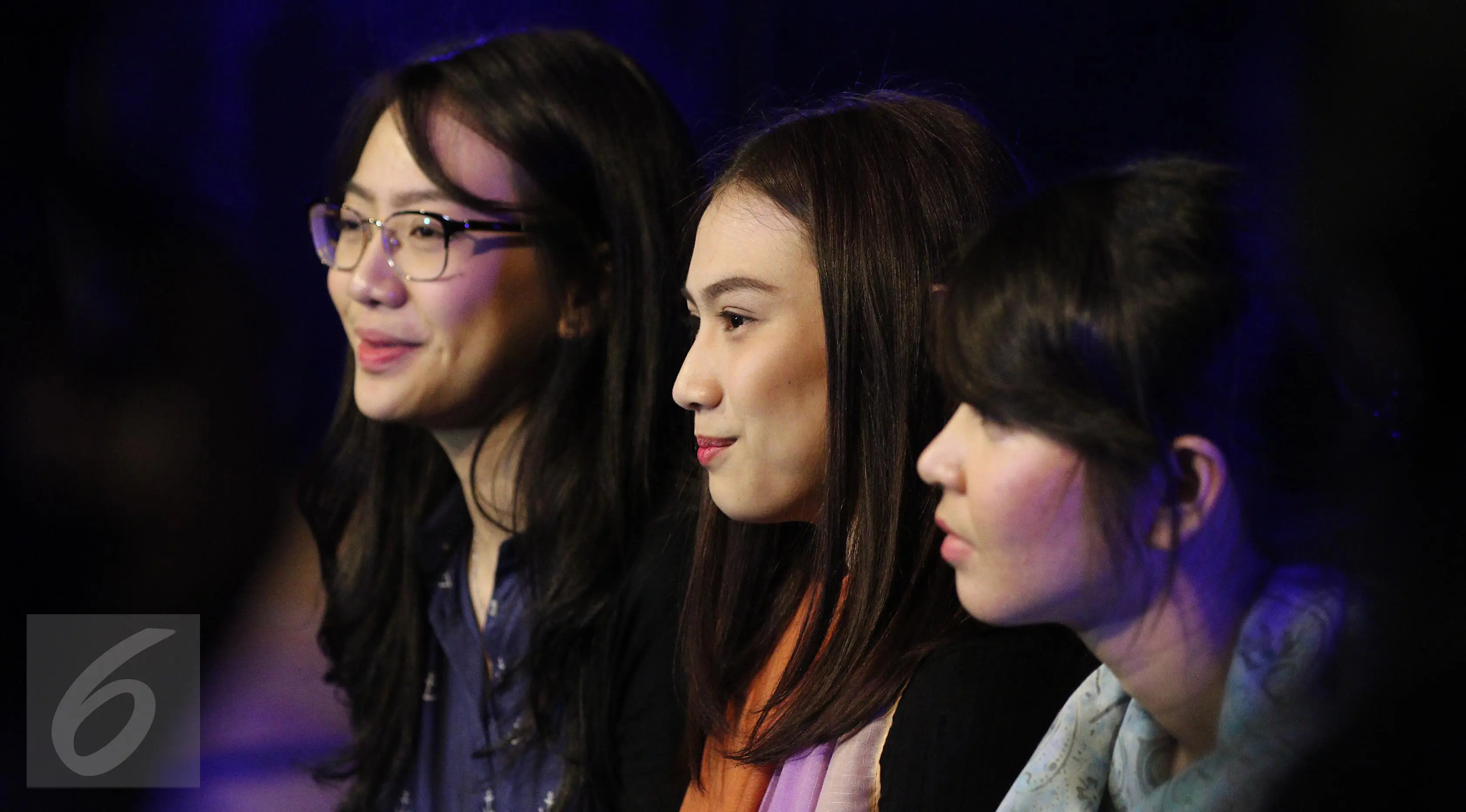 Member JKT 48 Shania, Melody dan Veranda saat diwawancari oleh media seusai mengheningkan cipta dan doa bersama di JKT48 Theater, Jakarta, Senin (27/03). (Liputan6.com/Herman Zakharia)