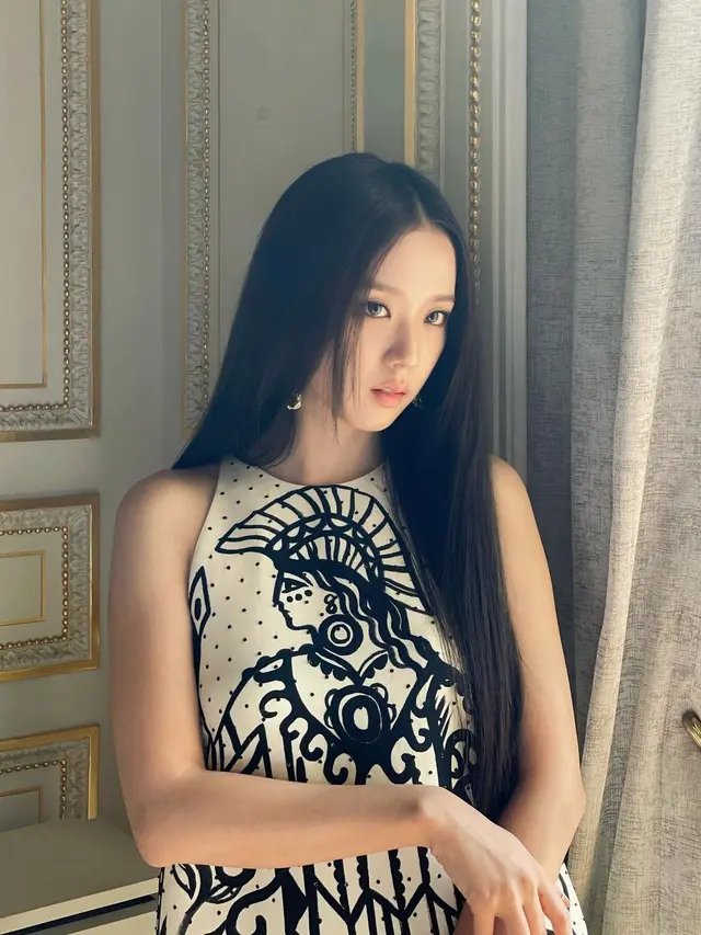 8 Pesona Jisoo dan Rose Blackpink di Paris Fashion Week 2022, Menawan