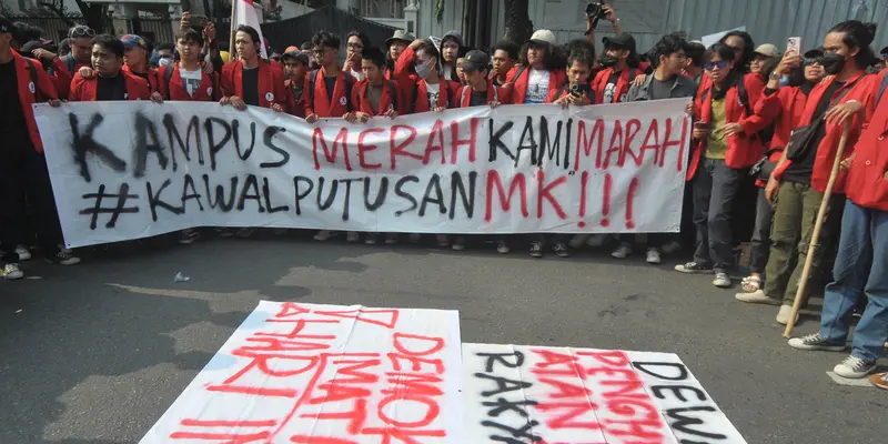 Kawal Putusan MK, Sejumlah Mahasiswa Sambangi Gedung KPU