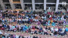 Umat muslim menanti waktu berbuka puasa pada hari kedua bulan Ramadan di Masjid Istiqlal, Jakarta, Minggu (28/5). Panitia masjid menyiapkan dana sekitar Rp3 miliar pada Ramadan 1438 H. (Liputan6.com/Helmi Afandi) 