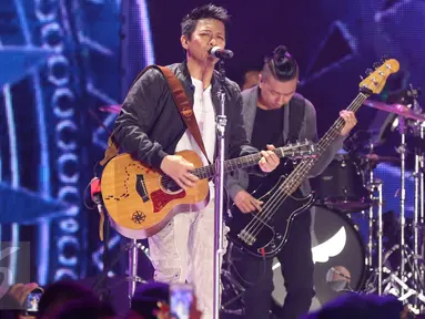 Penampilan vokalis band Noah, Ariel, di atas panggung Gempita 2017 di Pantai Karnaval Ancol, Jakarta, Sabtu (31/12). Selain Noah, sederet musisi ternama juga menghibur masyarakat yang merayakan malam pergantian tahun di Ancol. (Liputan6.com/Angga Yuniar)
