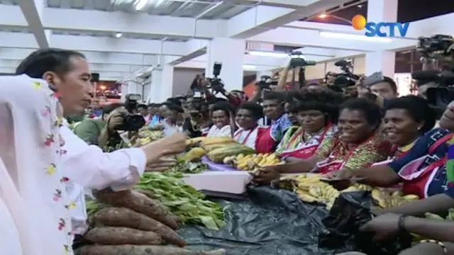 Berkunjung ke Jayapura, Papua, Presiden berkeliling melihat Pasar Mama-Mama, yang ide pembangunannya dulu dicetuskan oleh Presiden Jokowi.