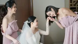 Untuk acara pernikahan tersebut, Gisella Anastasia mengenakan dress merah muda dengan potongan yang indah bagaikan bunga. Pesona cantiknya kian terpancar dengan makeup flawless dan rmabutnya dibiarkan terurai.(Liputan6.com/IG/@gisel_la)