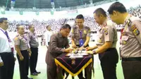 Orangtua calon ketahuan mendekati panitia seleksi rekrutmen polisi, maka nama anaknya langsung dicoret. (Liputan6.com/M Syukur).