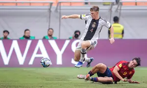 Pemain Timnas Jerman U-17, Finn Jeltsch (atas), berebut bola dengan pemain Spanyol U-17,&nbsp;Marc Guiu saat pertandingan perempat final Piala Dunia U-17 2023 yang berlangsung di Jakarta International Stadium, Jumat (24/11/2023). (Bola.com/Bagaskara Lazuardi)