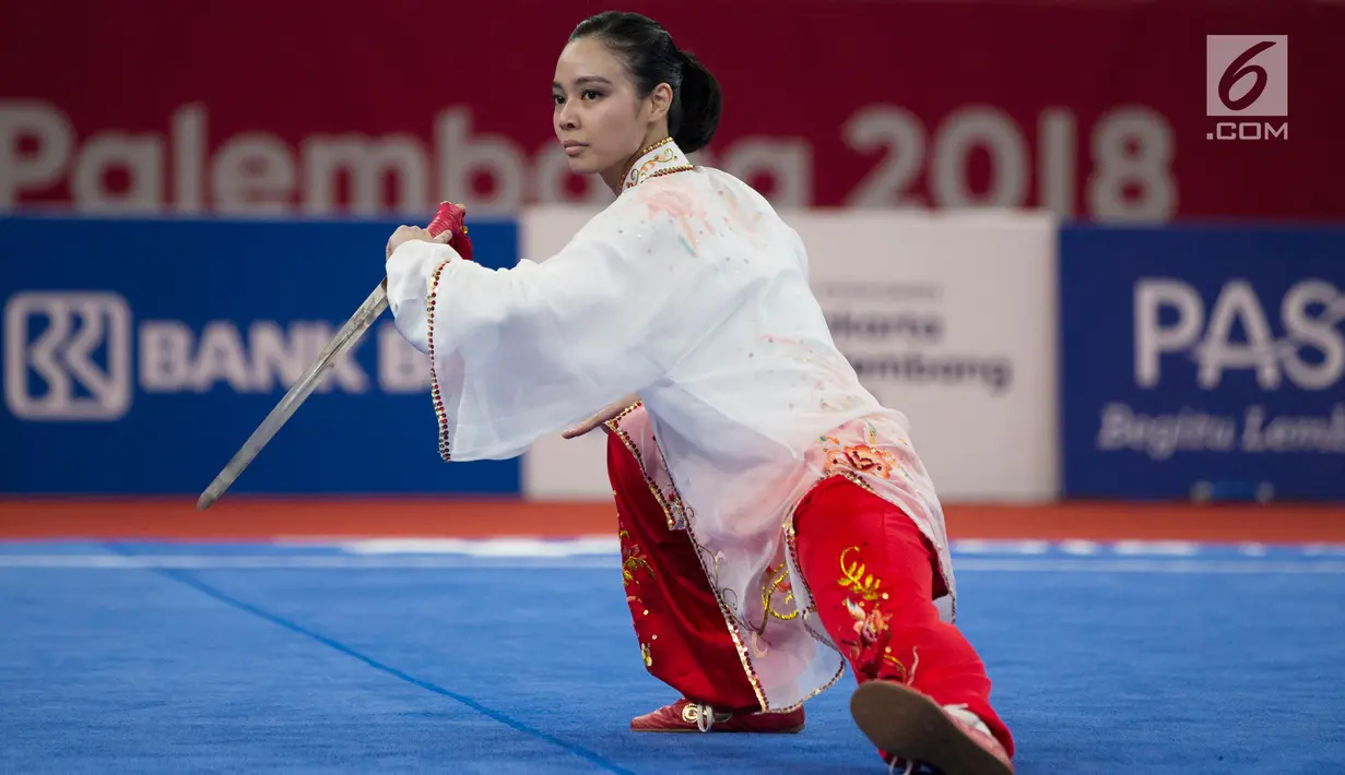 Atlet wushu Indonesia, Lindswell Kwok saat beraksi pada nomor Taijijian Putri Wushu Asian Games 2018 di JIExpo Kemayoran, Jakarta, Senin (20/8). Lindswell menyumbang emas kedua untuk Indonesia. (Bola.com/Vitalis Yogi Trisna)