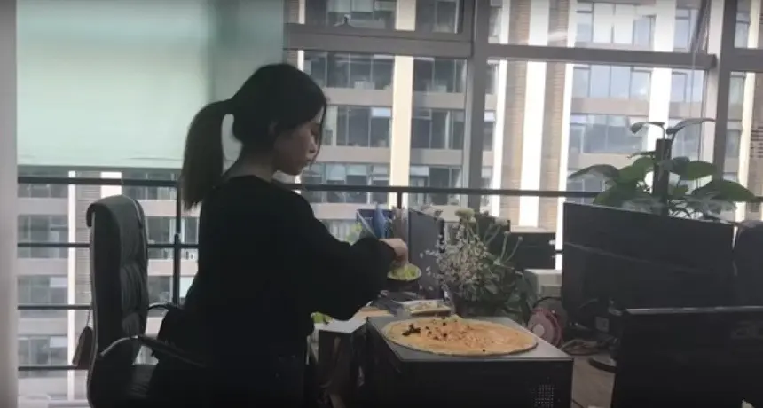 Saking uniknya cara memasak Ms Yeah, video-videonya kini menjadi viral (Foto: Youtube/Ms Yeah)