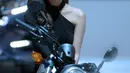Sales Promotion Girl berpose di atas motor yang dipamerkan pada Indonesia International Motor Show 2018 di JIExpo, Jakarta, Kamis (19/4). 38 merek kendaraan dipamerkan dan 350 perusahaan ikut dalam IIMS 2018. (Liputan6.com/Helmi Fithriansyah)