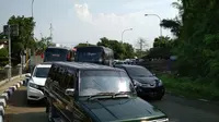 Pantura membludak, Polisi lakukan pengalihan arus, Jumat (30/6/2017). (Liputan6.com/Panji Prayitno)