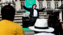 Seorang pesulap tampil dalam Festival Dunia Sulap Jalanan Lisbon di Lisbon, Portugal (25/8/2020). Total 15 pesulap akan mempersembahkan 150 pertunjukan di kota tersebut, dengan menerapkan langkah-langkah keamanan untuk mencegah penyebaran COVID-19. (Xinhua/Pedro Fiuza)