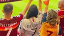 Veronica Martinelli resmi menikah dengan Lorenzo Pellegrini pada 22 Mei 2018. Kini Veronica sudah akrab dengan keluarga Lorenzo Pellegrini. Ia bahkan mendukung Pellegrini di stadion bersama dengan keluarga besar Pellegrini. Keempatnya kompak pakai jersey AS Roma dengan nama Pellegrini. (Liputan6.com/IG/@veromartinel)