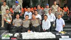 Satuan Dirnarkoba Polda Metro berhasil mengungkap jaringan narkotika internasional jenis sabu dari kelompok Taiwan, Jakarta, (23/5). Polda berhasil mengamankan 7 tersangka WNI dan 3 WN asal Korea dan barang bukti 65 kg sabu. (Liputan6.com/Yoppy Renato)