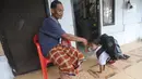 Mukhlis Abdul Holik (8)  berpamitan sebelum berangkat menuju sekolahnya di Kampung Cikiwul Tonggoh, Sekarwangi, Sukabumi, Kamis (15/11). (Merdeka.com/Arie Basuki)