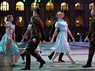 Siswa sekolah militer menari selama pesta tahunan Cadet Ball di Moskow, Rusia, Selasa (17/12/2019). Pesta tahunan tersebut diikuti sekitar 1.500 kadet dari seluruh Rusia. (AP Photo/Alexander Zemlianichenko)