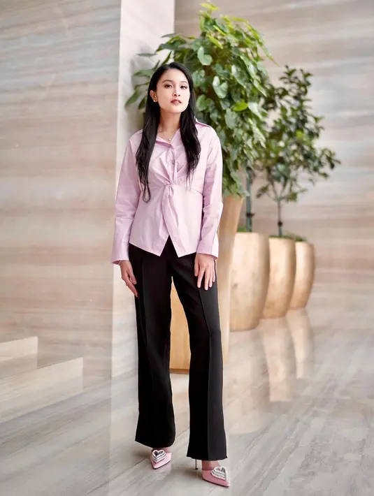Tampil bergaya smart casual, bisa tiru gaya Sandra Dewi yang memadukan blus panjang dengan long pants warna hitam. Pump heels dengan aksen ‘love’ pun jadi statement pada tampilannya. [@sandradewi88]