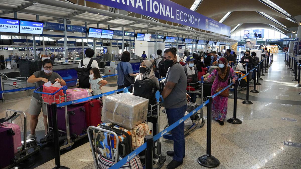 Turis Terdampar di Bandara Gara-Gara Penerbangan Batal Imbas Konflik India-Pakistan