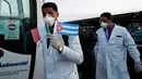 Tenaga medis dan paramedis dari Kuba tiba di bandara Malpensa di Milan, Italia, Minggu (22/3/2020). Kedatangan 53 orang dokter dan perawat dari Kuba bertujuan membantu mengendalikan pandemi virus corona di kawasan Lombardia yang merupakan wilayah terdampak paling parah. (AP/Antonio Calanni)