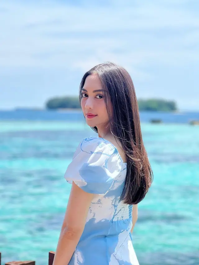 Tampil Awet Muda, Ini 6 Gaya Menawan Ririn Dwi Ariyanti di Pinggir Pantai