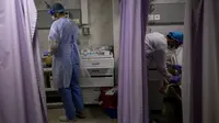 Dokter Palestina merawat pasien di ruang gawat darurat Rumah Sakit al-Quds, di Kota Gaza, 7 September 2020. Lusinan petugas kesehatan garis depan telah terinfeksi COVID-19, memberikan pukulan baru ke rumah sakit yang kelebihan beban. (AP Photo/Khalil Hamra)