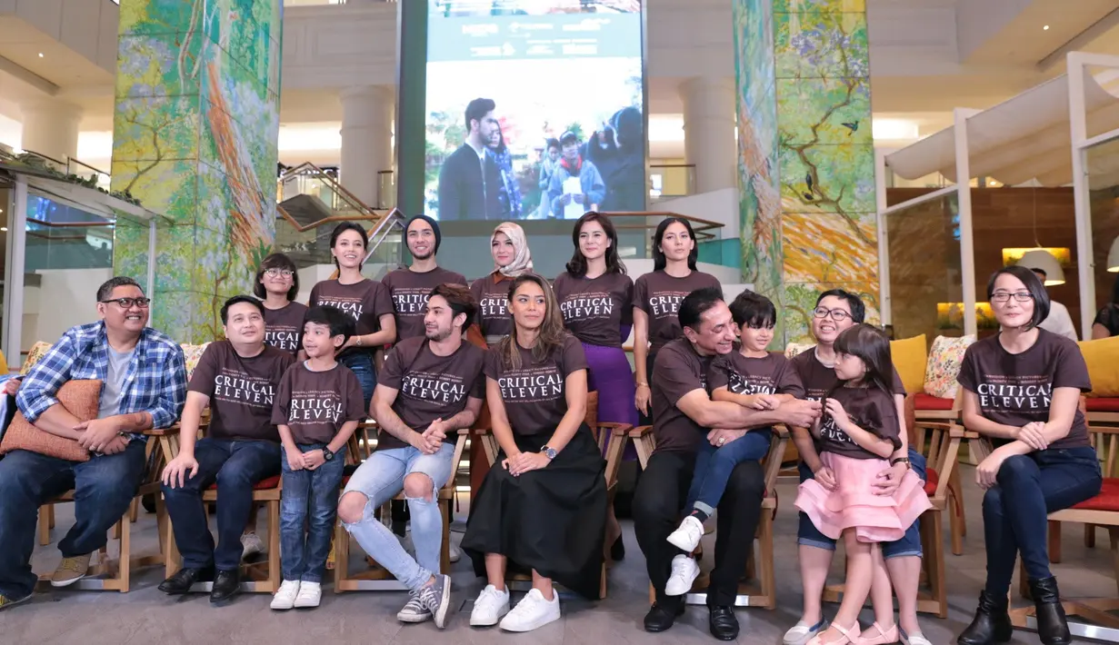 Film yang disutradarai Monty Tiwa dan Robert Ronny ini merupakan adapatasi dari novel karya Ika Natasha yang juga berjudul Critical Eleven. Mulai 10 Mei 2017 nanti, film ini akan hadir di seluruh bisokop di Tanah Air. (Adrian Putra/Bintang.com)