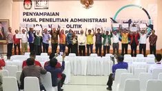 Ketua KPU Pusat Arief Budiman (tengah) foto bersama dengan perwakilan parpol usai hasil penelitian administrasi Pemilu 2019 di KPU Pusat, Jakarta, Jumat (17/11). KPU mengumumkan hasil penelitian administrasi Pemilu 2019. (Liputan6.com/Angga Yuniar)
