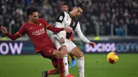 Pemain Juventus Cristiano Ronaldo (kanan) dan pemain AS Roma Chris Smalling berebut bola pada pertandingan Coppa Italia di Turin, Italia, Rabu (22/1/2020). Juventus menggilas AS Roma 3-1 dan berhasil lolos ke semifinal. (Marco Bertorello/AFP)