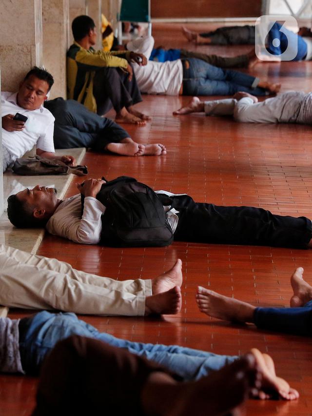 Beristirahat Sambil Menunggu Buka Puasa di Masjid Istiqlal