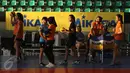 Pemain tim putri Jakarta Elektrik PLN bersiap melakukan latihan sebelum bertanding di Sritex arena, Sriwedari, Solo, Sabtu (8/4). (Liputan6.com/Gempur M. Surya)