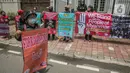 Massa yang tergabung dalam KSBSI membawa poster saat aksi solidaritas di depan Kedubes Myanmar, Jakarta, Rabu (10/3/2021). Dalam aksi solidaritas tersebut massa mengutuk keras atas kudeta militer dan mendesak penegakan demokrasi serta perlindungan HAM di Myanmar. (Liputan6.com/Faizal Fanani)