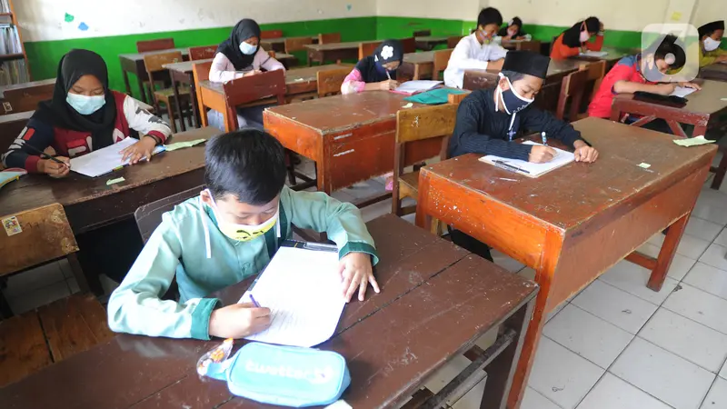 FOTO: Penerapan Protokol Kesehatan dalam Ujian Penilaian Akhir Semester di Depok