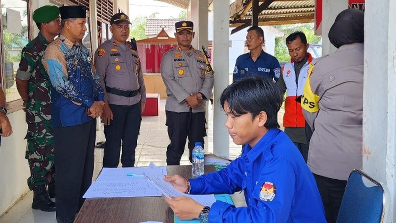 Kepala Polres Rokan Hulu AKBP Budi Setiyono memantau pleno penghitungan suara di salah satu kecamatan.