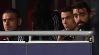 Striker Juventus, Cristiano Ronaldo, menyaksikan pertandingan melawan Bologna pada laga Liga Italia di Stadion Renato-Dall'Ara, Minggu (23/5/2021). Juventus menang dengan skor 4-1. (AFP/Andreas Solaro)
