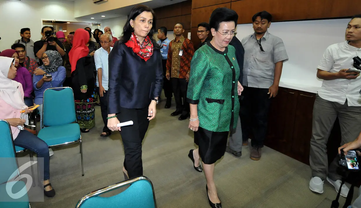 Istri Ketua DPD Irman Gusman, Liestyana Rizal Gusman (kiri) didampingi Wakil Ketua DPD GKR Hemas saat akan memberikan keterangan pers di Nusantara III, Kompleks Parlemen, Senayan, Jakarta, Selasa (20/9). (Liputan6.com/Johan Tallo)